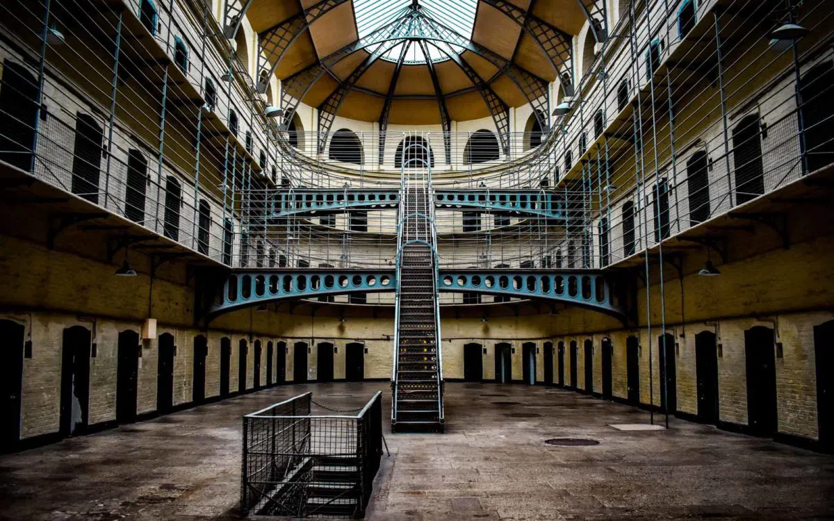 Inne i Kilmainham Gaol en oktobermorgen i Dublin